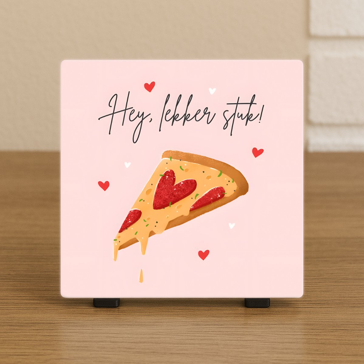Wenstegeltje "Hey, Lekker Stuk!” – Pizza Decoratie – Spreuktegel – Stijlvolle Woondecoratie met Boodschap – Trendy nu– Hip trendy tegeltje – Cadeau – Zomaar – Deco – Decoratief Tegeltje met Standaard – Cadeau Idee