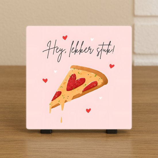 Wenstegeltje "Hey, Lekker Stuk!” – Pizza Decoratie – Spreuktegel – Stijlvolle Woondecoratie met Boodschap – Trendy nu– Hip trendy tegeltje – Cadeau – Zomaar – Deco – Decoratief Tegeltje met Standaard – Cadeau Idee